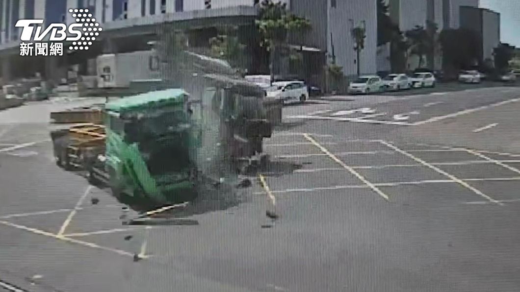 台北港2「學長」路口擦撞!車頭凹陷玻璃噴 驚悚畫面曝