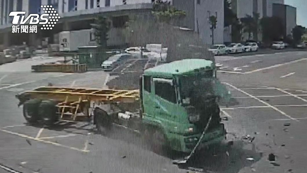 強大的撞擊力道讓2車板金嚴重凹陷、擋風玻璃破裂四散。（圖／TVBS）