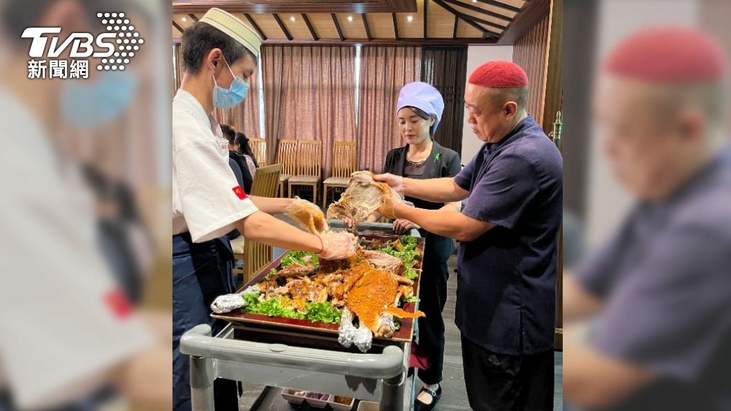 寧夏烤全羊 上桌前先剪綵、祝賀詞 儀式感滿滿（圖／TVBS）