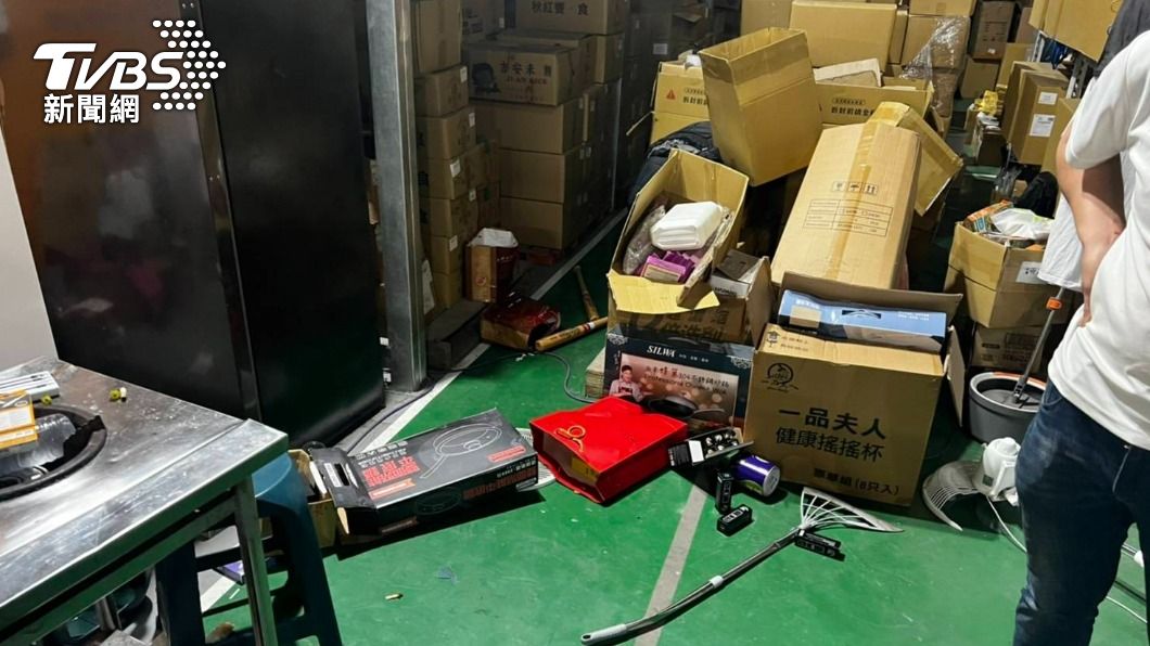倉庫內多項商品遭惡煞亂棒砸毀。（圖／TVBS）