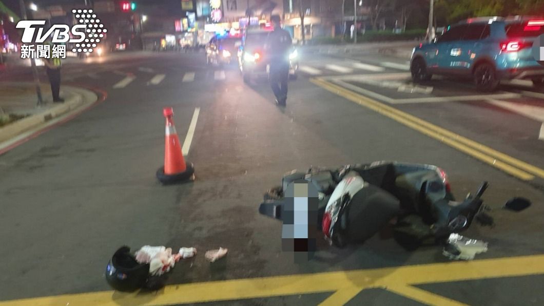 貨車駛出加油站！女騎士嚇到急煞自摔　後照鏡險插眼