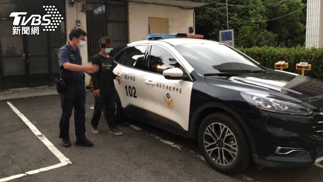 警方迅速將丁男逮捕歸案。(圖/TVBS)