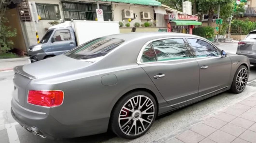 Bentley Flying Spur車身偏長。(圖/ 翻攝自超派人生YT)
