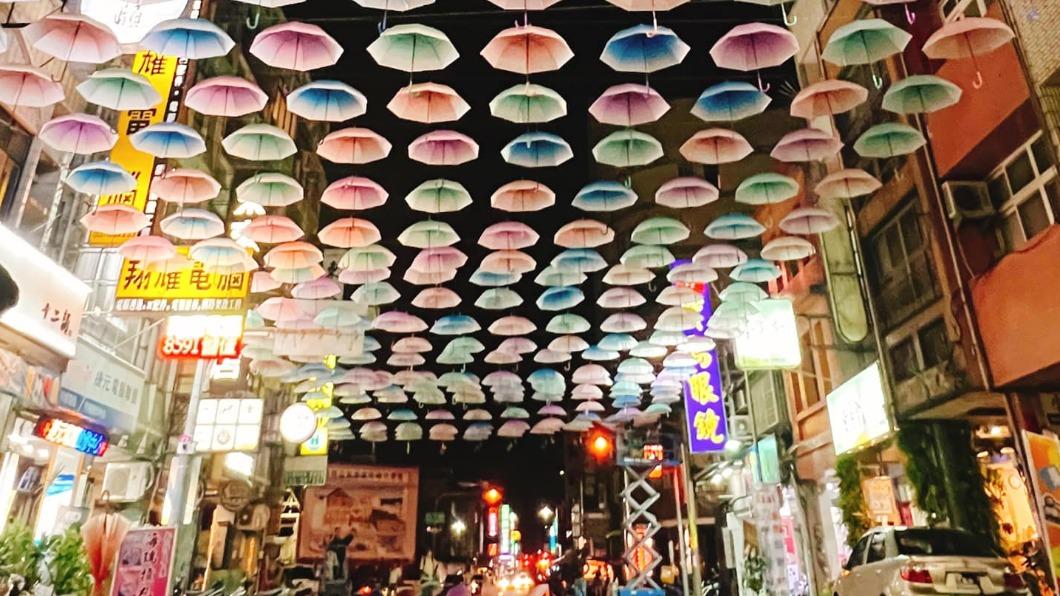 錯過再等1年！苑裡最狂「鬼門關夜市」登場　傘海一字排開