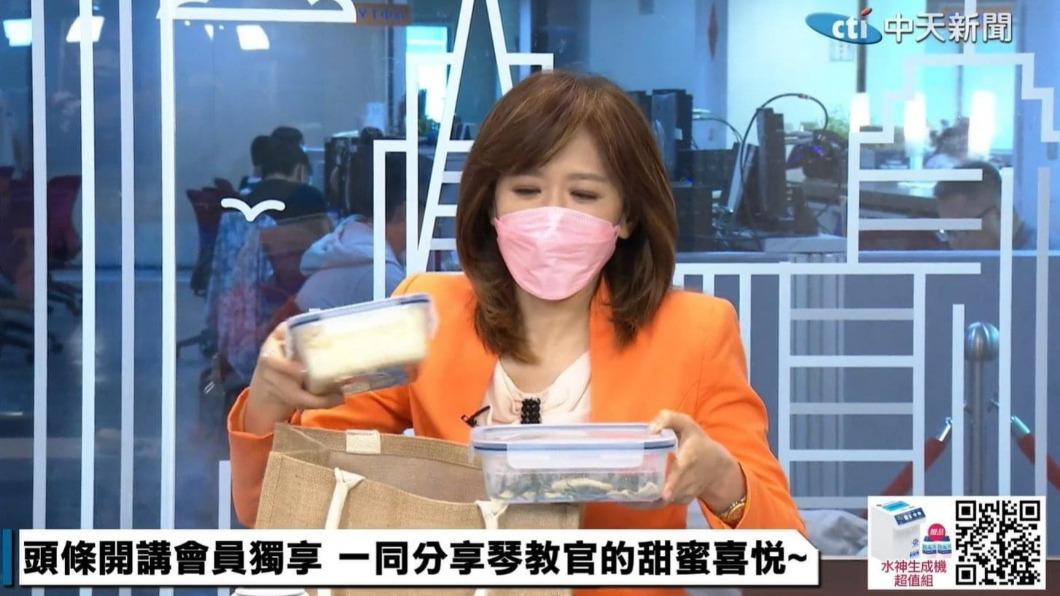 周玉琴今在節目中放閃曬愛心便當。(圖/翻攝自頭條開講臉書)