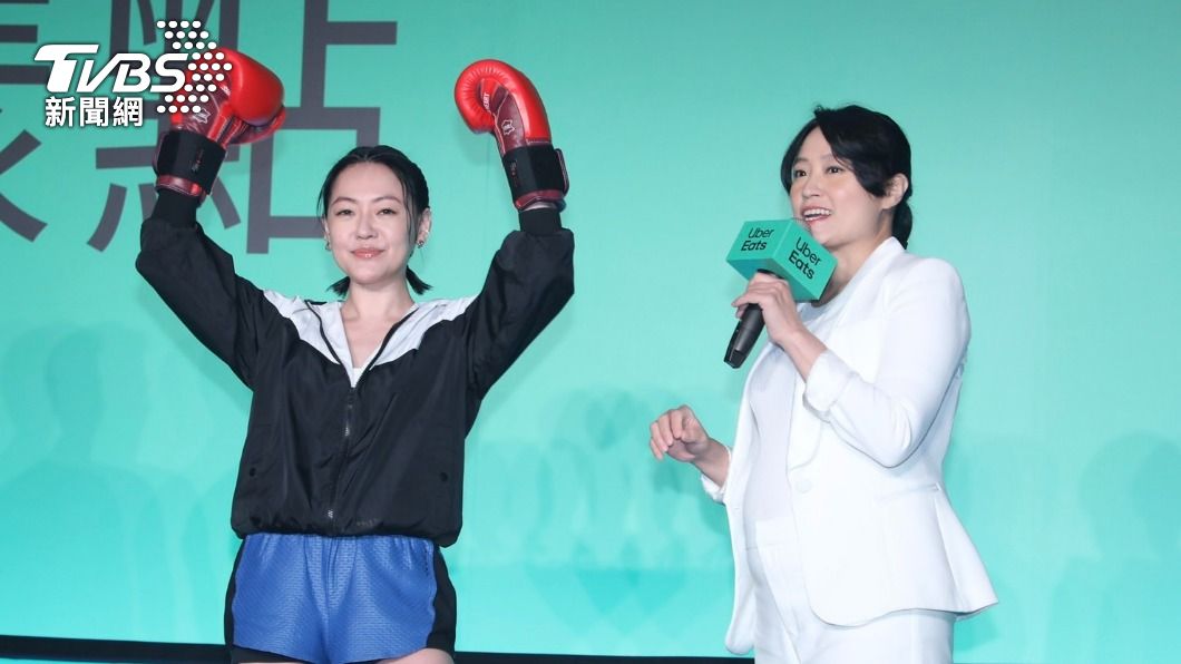 小S打扮成拳擊手,主持人海裕芬的7月肚很吸睛。(圖/黃城碩攝)