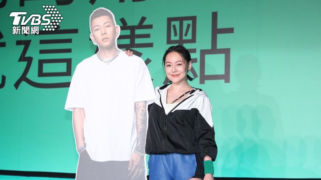 同為代言人的瘦子(左)因故缺席,小S與他的人形看板合照。(圖/黃城碩攝)