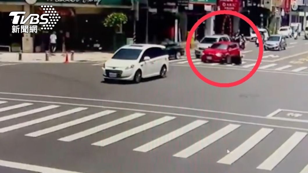 沒人操控的機車向前騎後撞上對向車輛。(圖/TVBS)