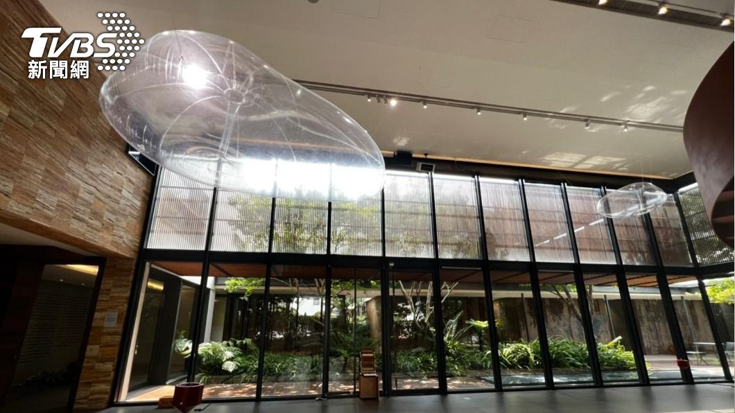 飄浮空中的巨大氣球,在漂移過程中,牽引著玻璃落地窗上的鋼琴琴弦