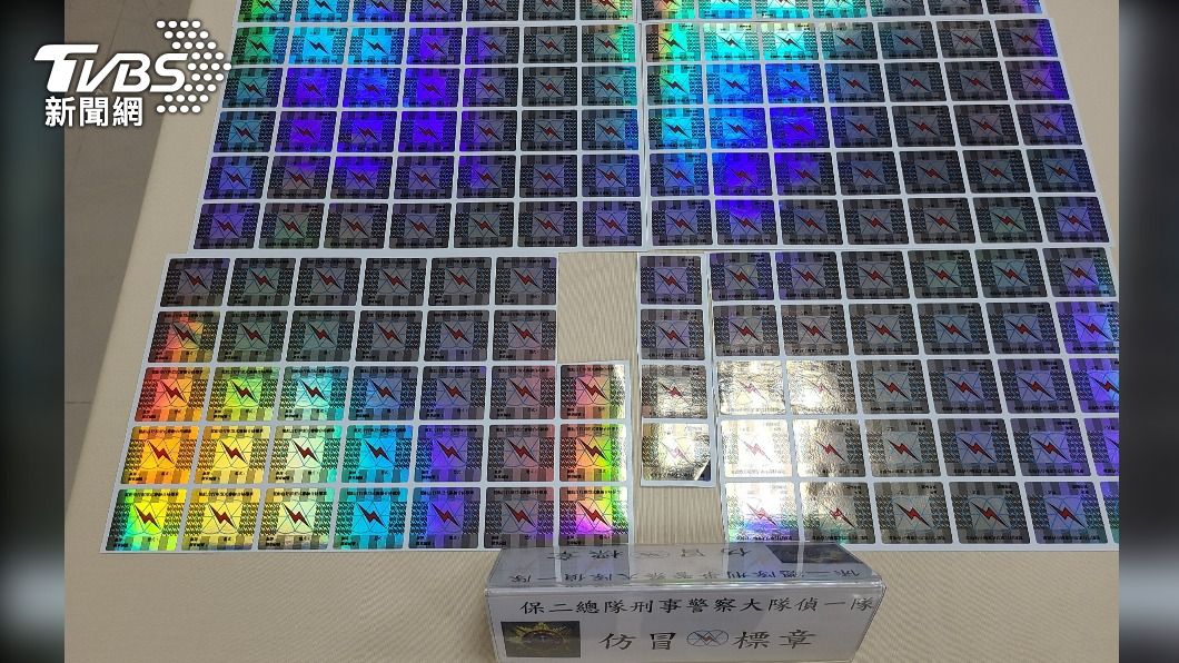 警方查扣大批仿造的合格標章貼紙。（圖／TVBS）