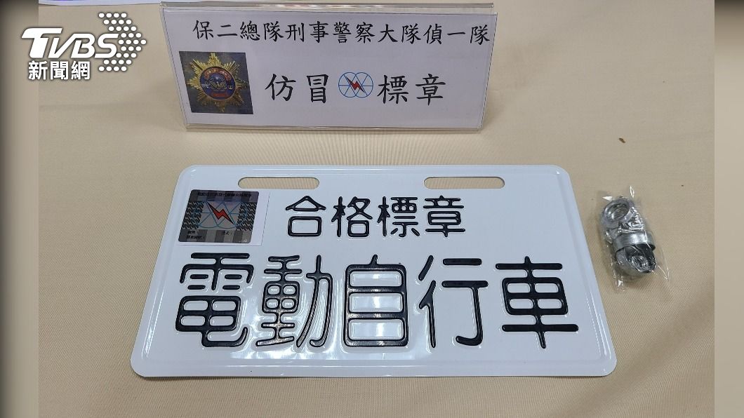 警方查扣大批仿造的合格標章貼紙以及車牌。（圖／TVBS）