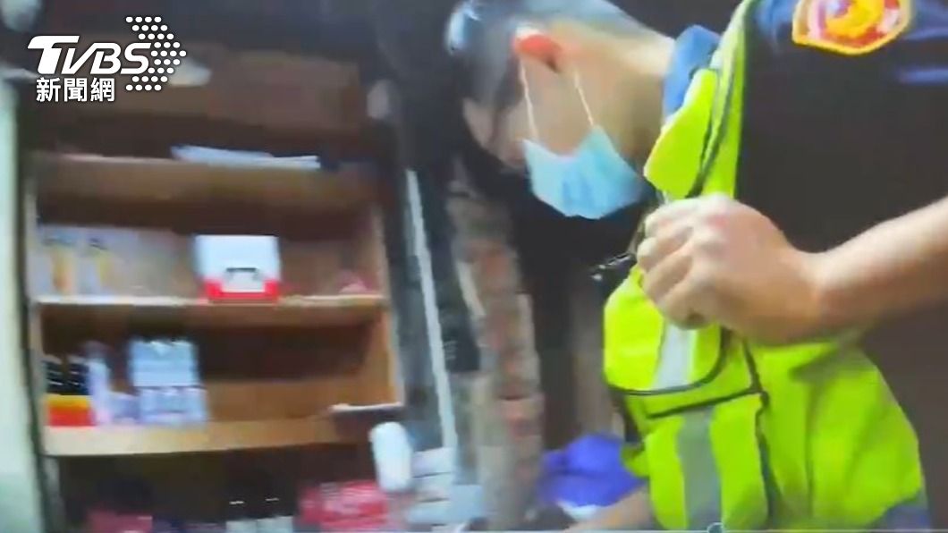 警方深夜前茶店、小吃店臨檢。(圖/TVBS)
