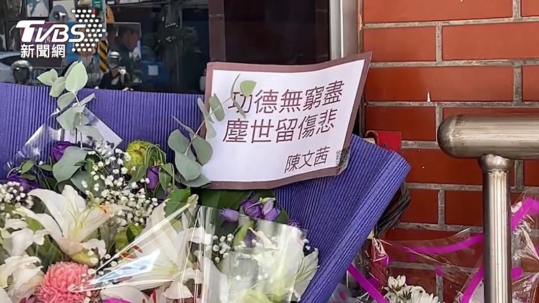 資深媒體人陳文茜特地送花至派出所。(圖/TVBS)