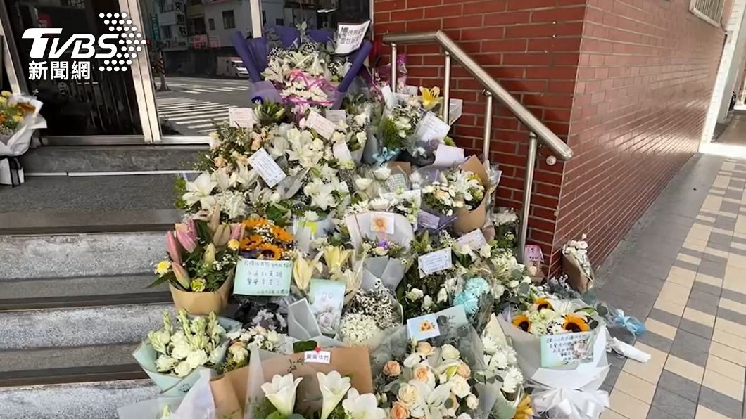緬懷殉職警！派出所外成花海　民眾悲：當警察真可憐