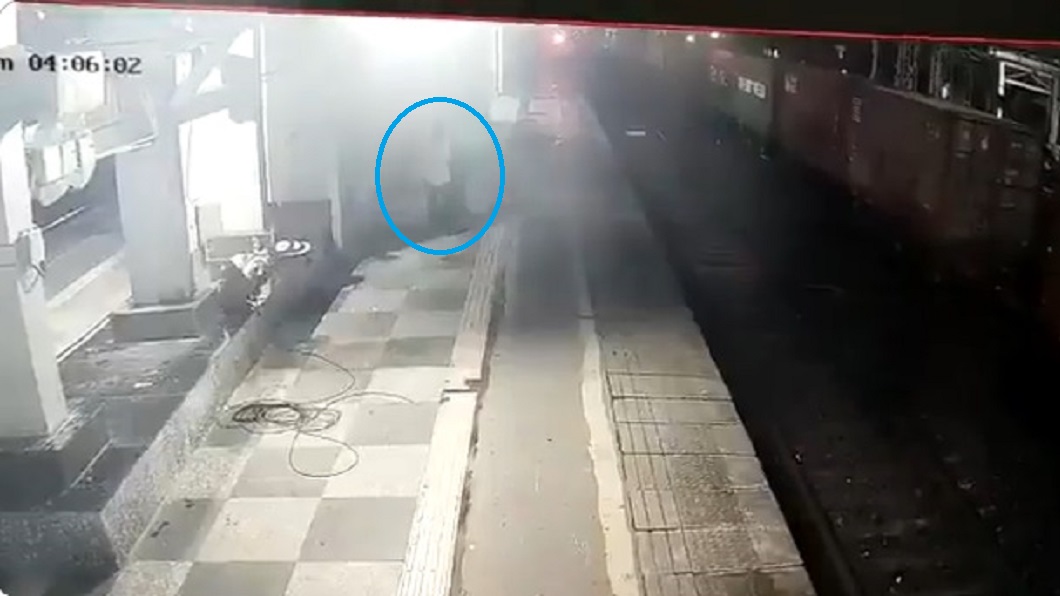 監視器拍下男子行兇過程他在犯案後隨即戴著2個年幼孩子離開。(圖/翻攝自推特Siraj Noorani @sirajnoorani)