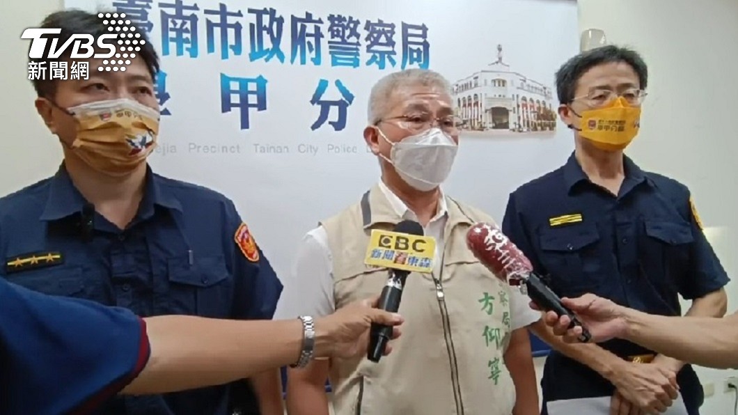 台南市警察局長方仰寧直言李姓員警用槍大膽且時機正確予以記功一次。(圖/TVBS)
