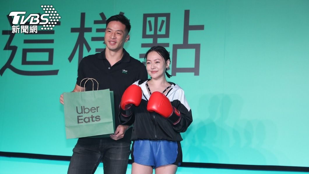 小S（右）與外送平台的副總Eric（左）合照。（圖／黃城碩攝）
