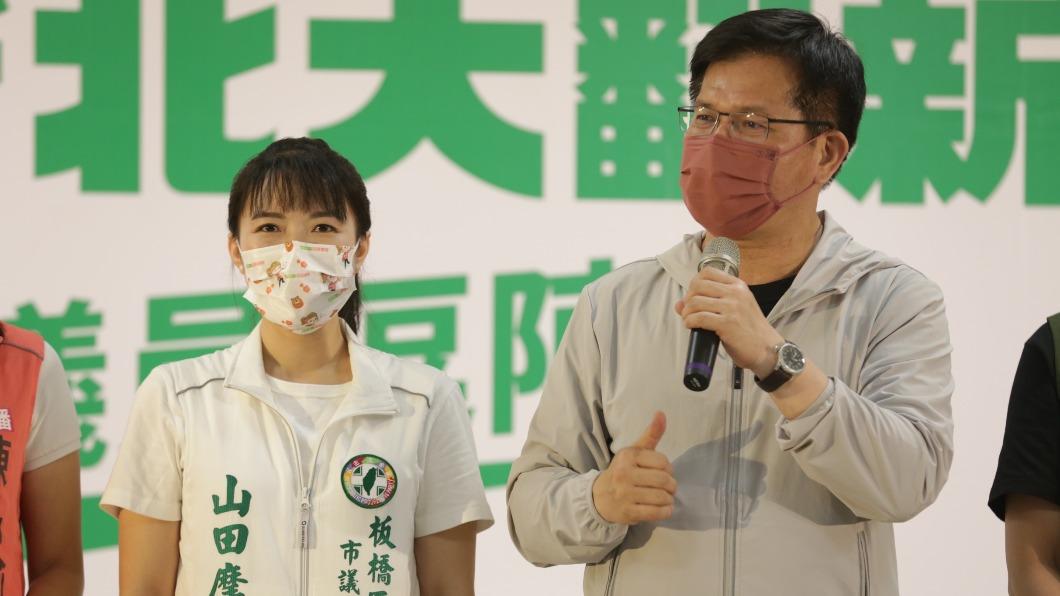 民進黨新北市長參選人林佳龍今(26日)與新北市議員參選人山田摩衣在板橋區舉辦「新北大翻新,議員逗陣拚」座談會。(圖/山田摩衣辦公室提供)