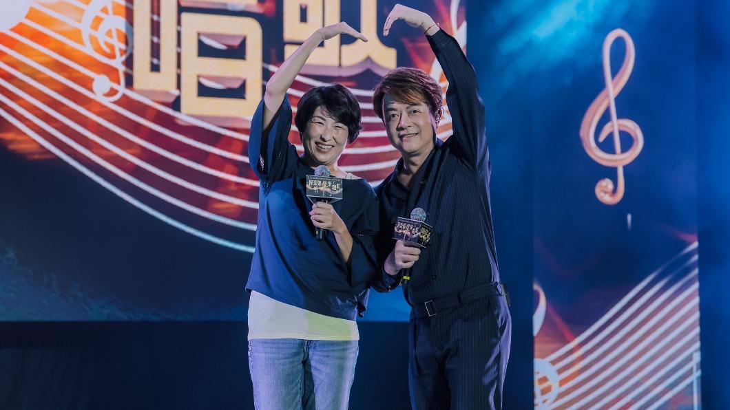 翁立友與台東縣縣長饒慶鈴首度同台合唱〈愛的伴侶〉。(圖/台東縣政府社會處提供)