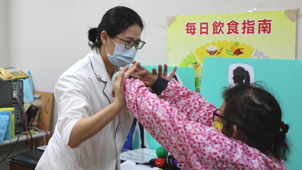 物理治療師黃意雯針對民眾體能訓練及跌倒風險評估。(圖/花蓮慈院提供)