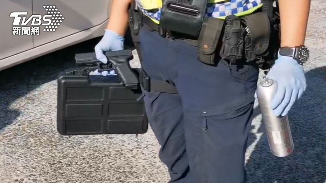 警方查扣瓦斯槍和瓦斯鋼瓶。（圖／TVBS）