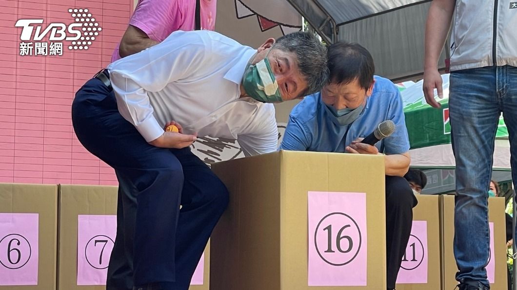 陳時中開心替民眾抽獎。（圖／王翊綺攝）