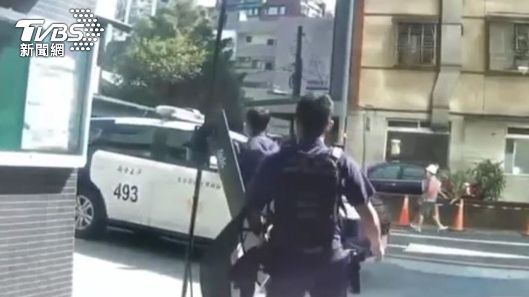 警方獲報持防彈盾牌到場。（圖／TVBS）