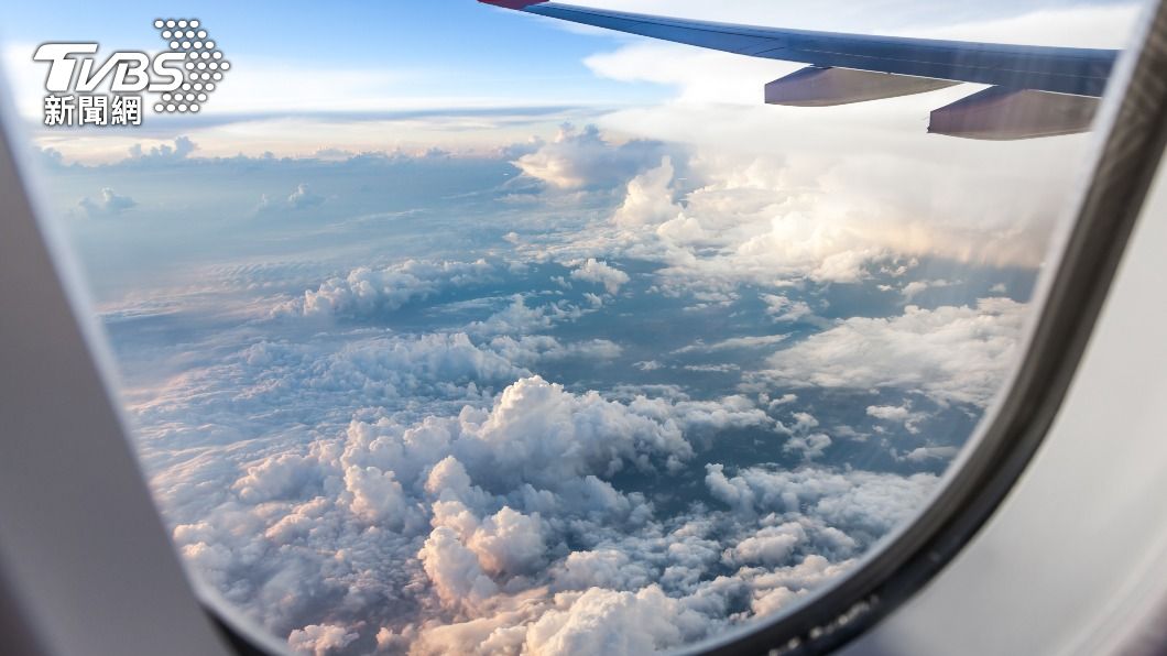 空中驚魂!飛機窗突碎裂成蜘蛛網狀 乘客嚇到癱軟狂尖叫