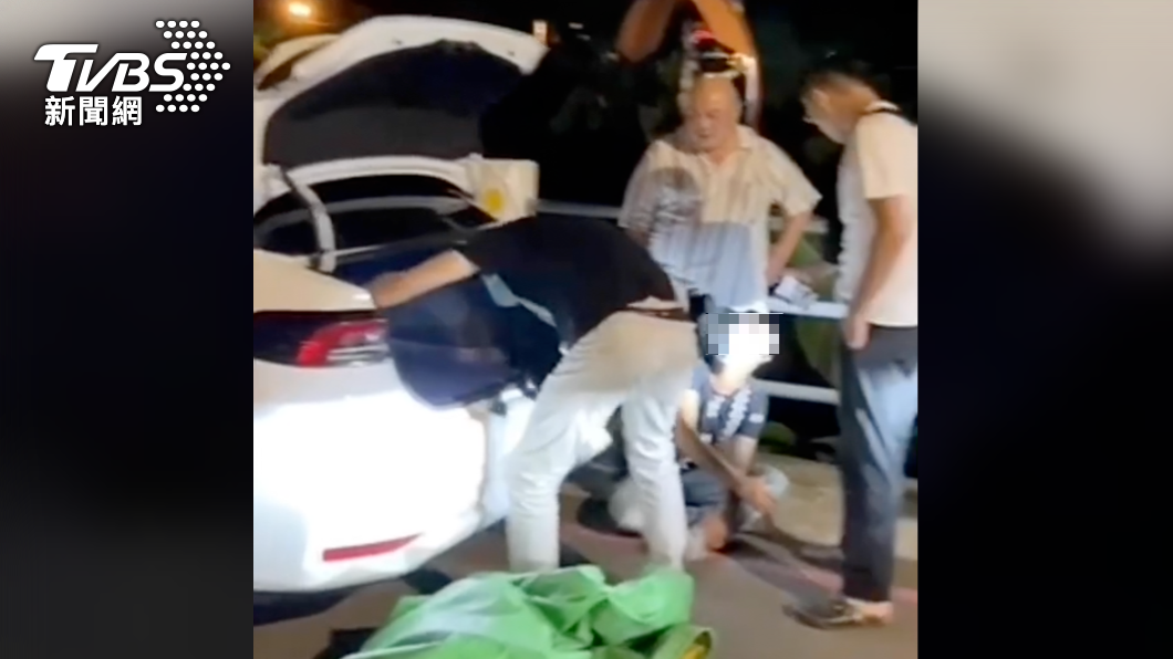 便衣員警查獲其中一名蒙面男子。（圖／TVBS）