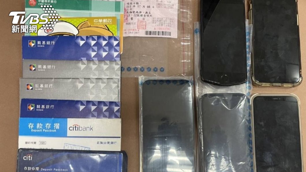 警方查出陳姓主嫌從事柬埔寨詐騙人口販運，查扣相關證物。（圖／TVBS）