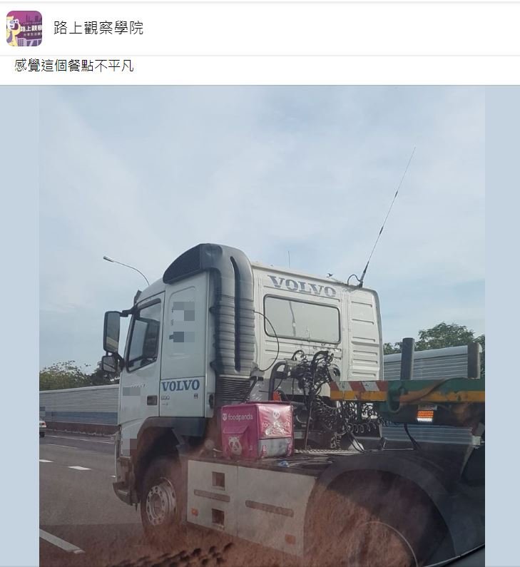 一台大卡車載著外送箱在國道上奔馳。(圖/翻攝自路上觀察學院臉書)