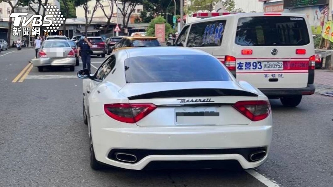 目屎若滴?男租海神轎跑上路 連撞4車、保險桿都凹了