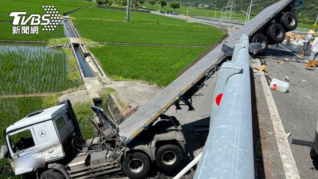 離奇!花蓮曳引車失控墜橋釀2傷 駕駛竟憑空消失