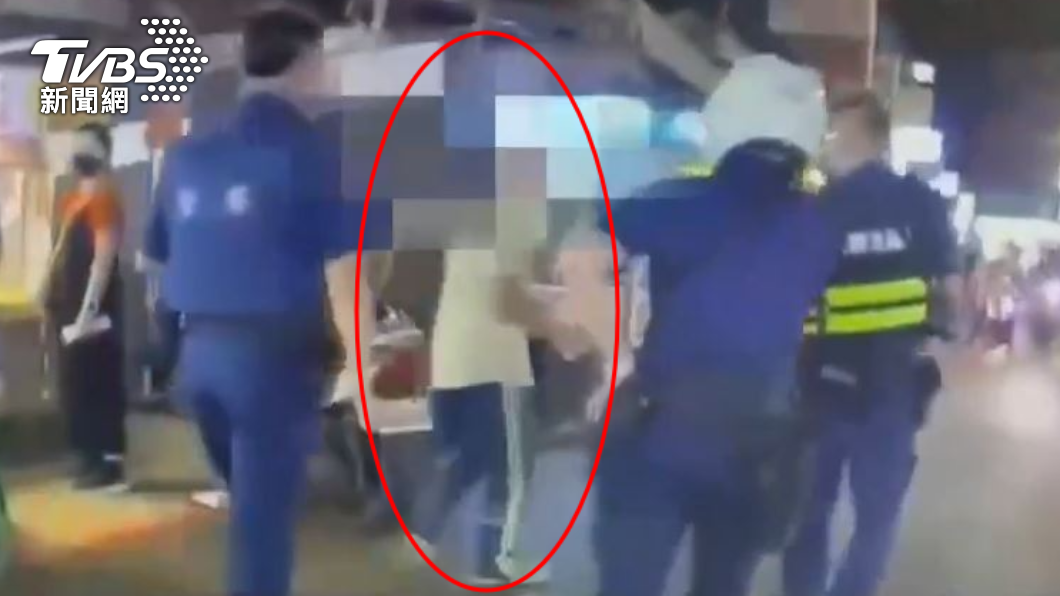 無照遭警開單令「不能再騎」 男失控狂嗆:共匪嗎