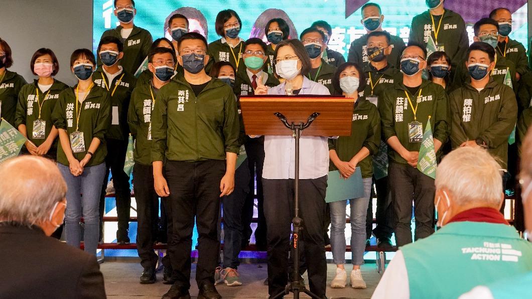 蔡英文昨前往台中，參加台中市長參選人蔡其昌競選總部幹部授證典禮。（圖/民進黨提供）