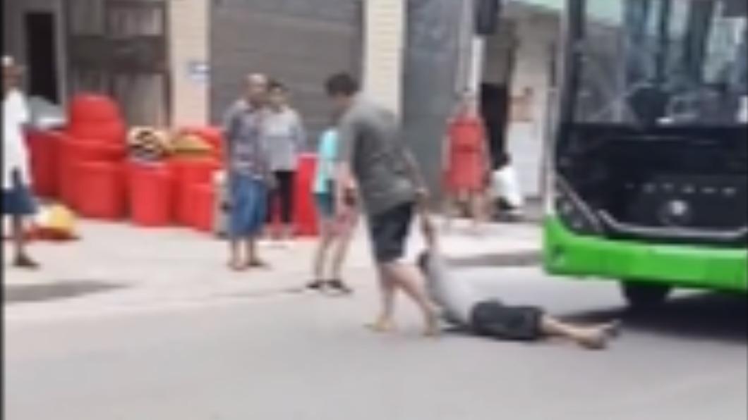 一旁路人目擊此景全都傻眼。(圖/翻攝自微博 @猫头鹰视频)