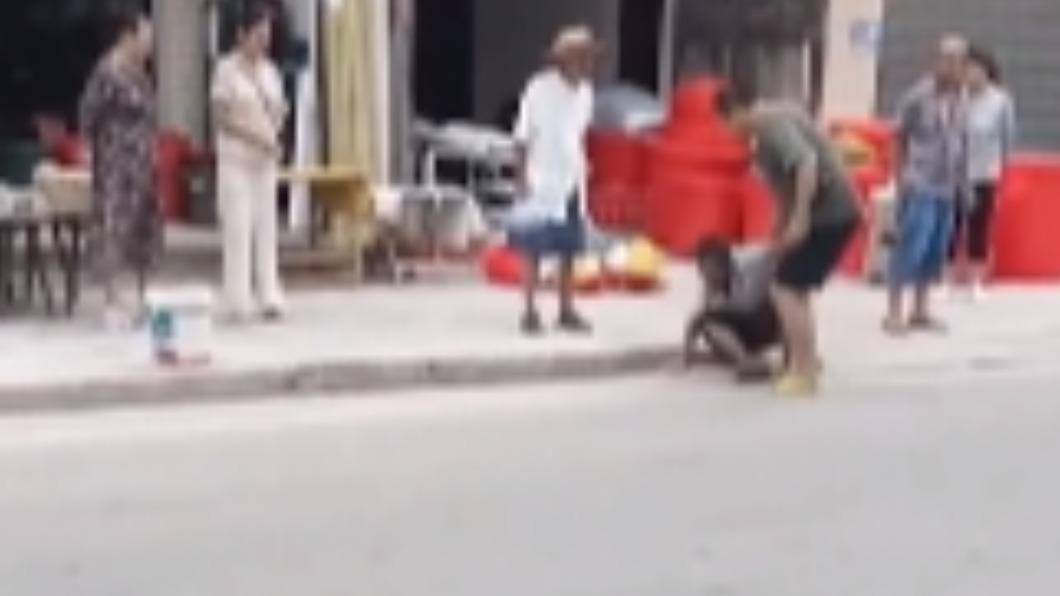 男子起身想逃跑,又被推回地上。(圖/翻攝自微博 @猫头鹰视频)