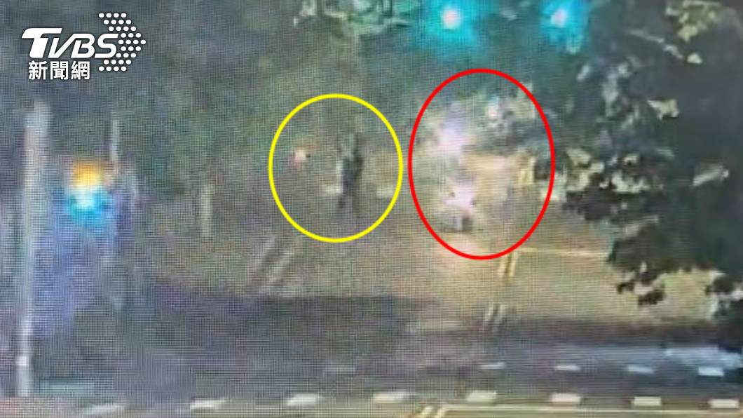 當時三人騎車經過時,穿著反光背心員警示意攔停,但他們並未停下。(圖/TVBS)