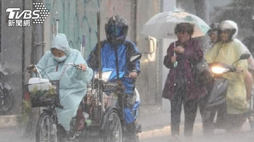 暴雨開轟!週末雨區擴大 「熱帶低壓」恐再增1颱
