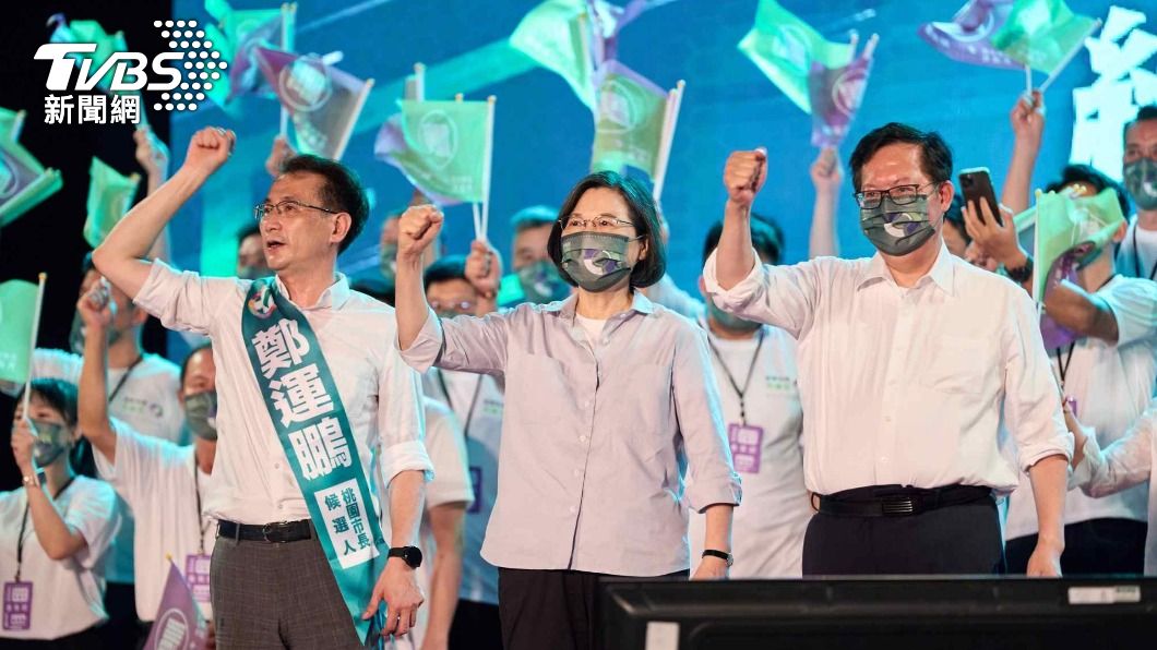 圖左至右為民進黨桃園市長參選人鄭運鵬、總統蔡英文、桃園市長鄭文燦。（圖／鄭運鵬競辦提供）