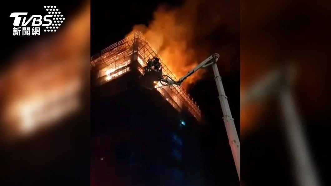 新北三重12樓建築工地起火 火勢驚人126警消灌救