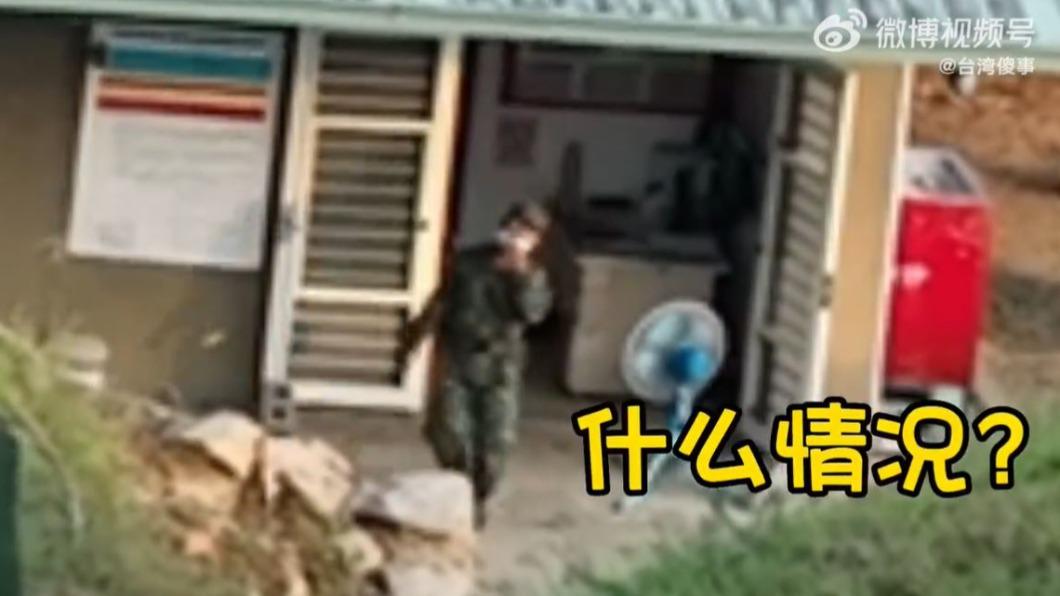 中共無人機在我國軍據點飛行至少超過半分鐘。(圖/翻攝微博影片)