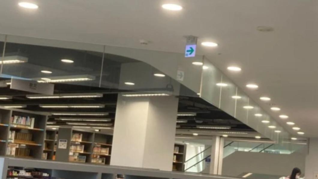 圖書館天花板上有「怪東西」! 他一查驚呼:保命用的