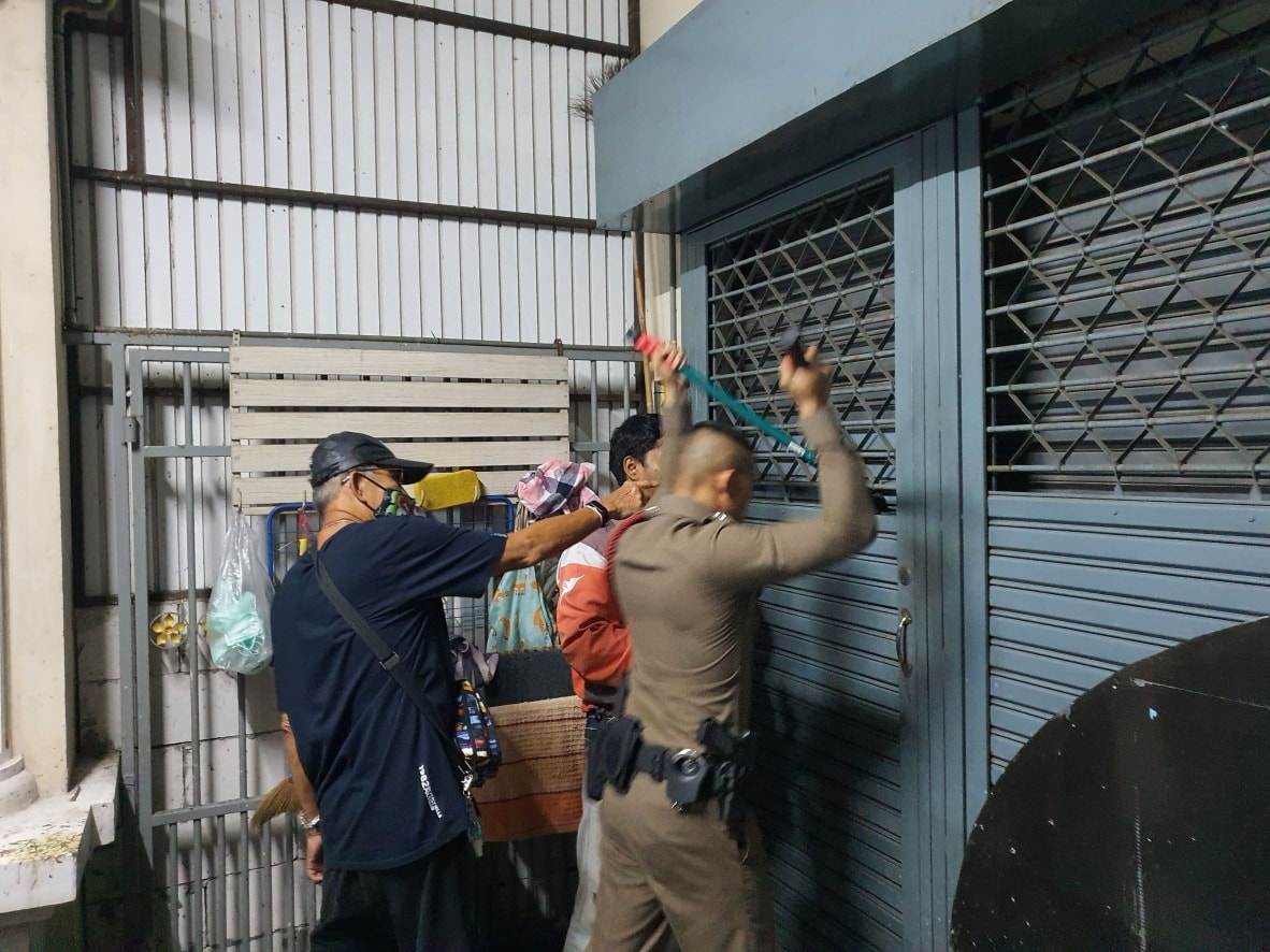 警方破門。(圖/翻攝自สถานีตำรวจนครบาลพระโขนง臉書)