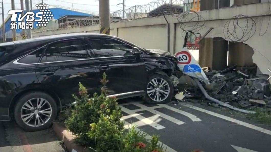 機車休旅相撞！騎士噴飛昏迷　「李長榮」圍牆破大洞