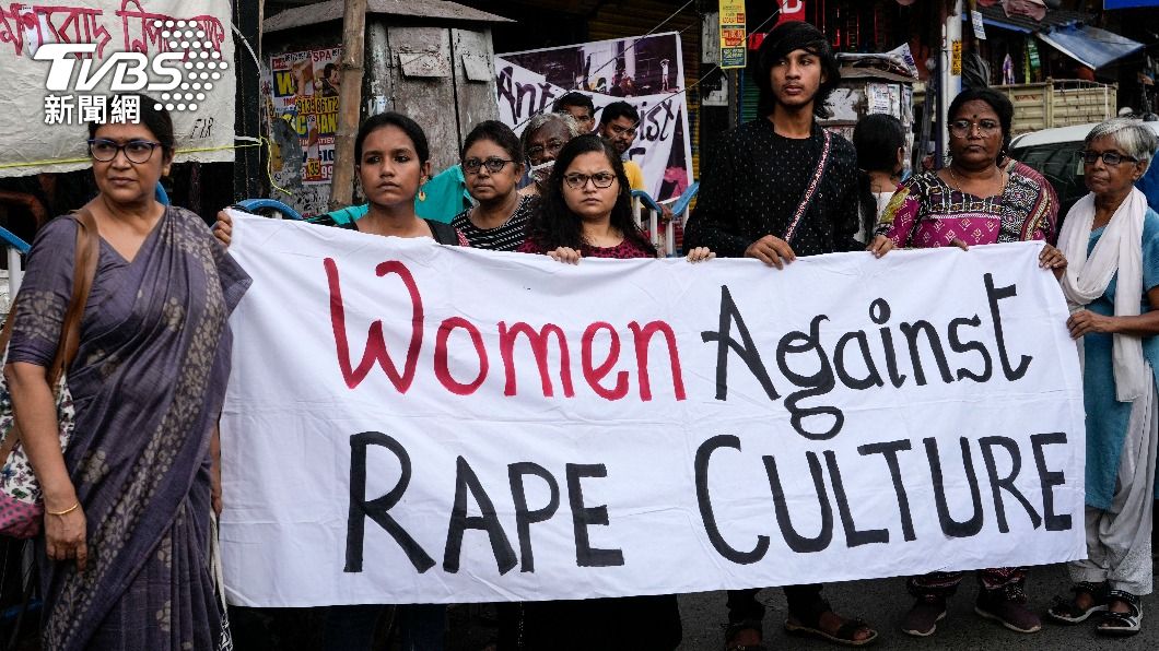 印度女性上街抗議政府讓11名強暴犯重獲自由。(圖/達志影像美聯社)