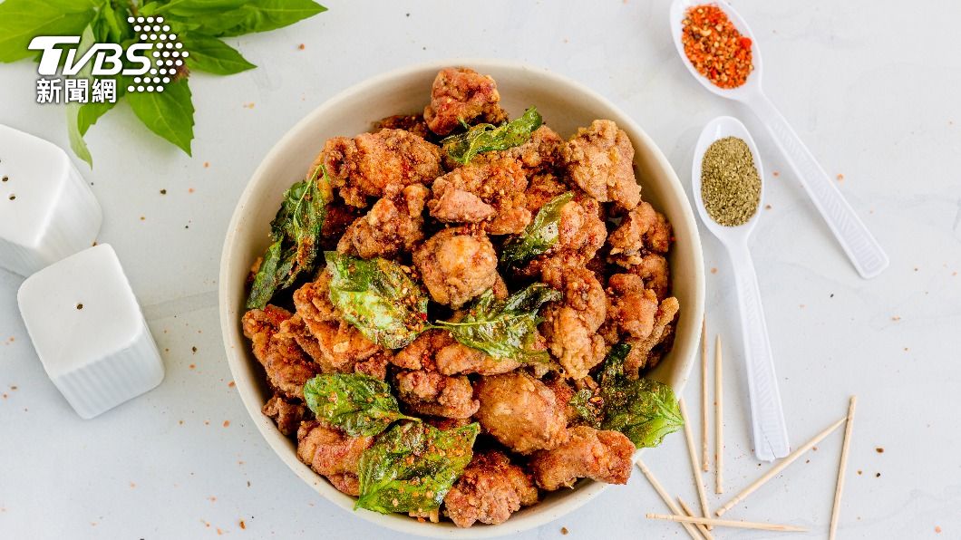 「鹽酥雞」(pepper fried chicken)以其椒鹽口味和鮮嫩爆汁的口感遠近馳名。(示意圖/shutterstock 達志影像)