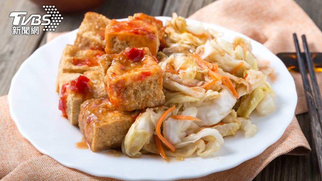 「臭豆腐」(stinky tofu)的辛辣香氣和發酵過程息息相關,是極具代表性的台灣美食。(示意圖/shutterstock 達志影像)