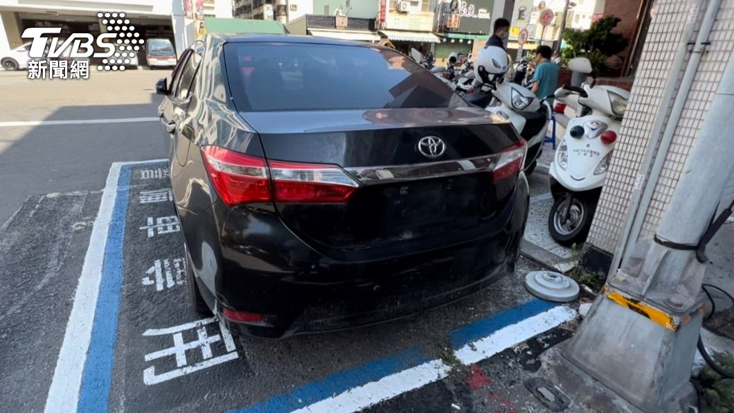 另一部車多處毀損。(圖/TVBS)