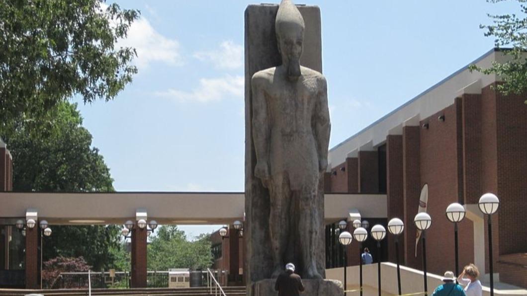 孟菲斯大學的入口處,佇立著巨大的拉美西斯二世(Ramesses II)雕像複製品。(圖/翻攝自維基百科)